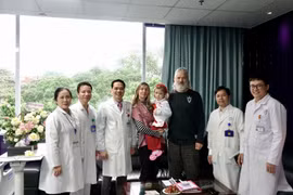 Bác sĩ Việt Nam mổ nội soi ống mật 1 lỗ cho bé gái người Úc, kỹ thuật chỉ 2 nước làm được