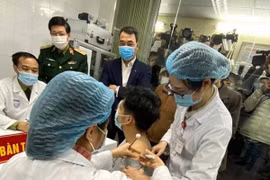 Ba người Việt Nam đầu tiên được tiêm thử nghiệm vaccine Covid-19