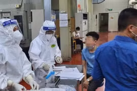 Lấy mẫu khẩn cấp gần 80.000 công nhân ở khu công nghiệp Vân Trung để xét nghiệm Covid-19