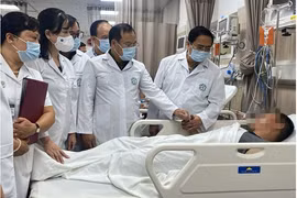 Thủ tướng đến thăm nạn nhân vụ cháy đang điều trị ở Bệnh viện Bạch Mai