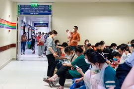 Hàng trăm trẻ nhỏ bị hen phế quản, lên cơn hen cấp tính nhập viện do nồm ẩm