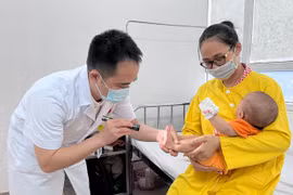 Bệnh tay chân miệng tăng, Việt Nam vừa nhập 6.000 chai thuốc đặc trị