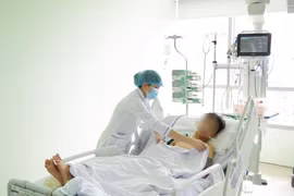 Áo mưa cuốn vào bánh xe máy, nam thanh niên ngã dập não, dập phổi nguy kịch