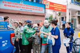 Nước mát trao tay, tình người lan tỏa: Tử tế từ những điều nhỏ nhất