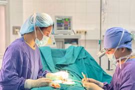 Bé trai 6 tuổi bị chó cắn vào dương vật