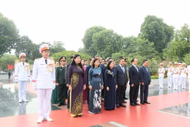 Lãnh đạo TP Hà Nội vào Lăng viếng Chủ tịch Hồ Chí Minh và Đài tưởng niệm các Anh hùng Liệt sĩ