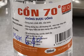 Uống nhầm cồn công nghiệp mua về sát khuẩn phòng Covid-19, người đàn ông phải cấp cứu
