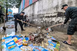 Hà Nội: Thêm 17 ổ dịch sốt xuất huyết mới, lo ngại dịch bệnh sau ngập lụt