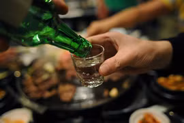 Một người ở Thái Nguyên và 4 người ở Hà Nội đi cấp cứu do uống cùng loại rượu
