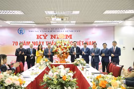 Thứ trưởng Bộ Y tế: CDC Hà Nội đã nỗ lực vượt khó khăn, bảo vệ tốt sức khỏe nhân dân