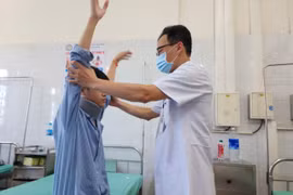 Hy hữu: Chơi điện thoại trong đêm nhiều giờ liền, nam sinh 15 tuổi suýt liệt tứ chi