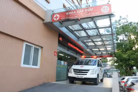 Bé trai 12 tuổi chấn thương nghiêm trọng do xe ba gác chở xi măng chèn qua người