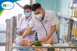Liên tiếp 5 trẻ nhỏ nhập viện vì uống nhầm dầu thắp đèn, cấp cứu sai lầm