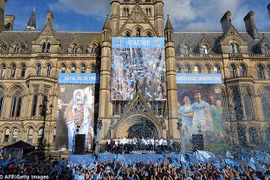 Xem Man City rước cúp phủ xanh thành Manchester