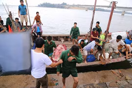 Tàu chở 44 người chìm ở Quảng Trị, một người tử vong