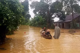  Miền Trung ngập trong biển nước, nhiều người chết và mất tích