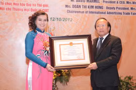 TS Kim Hồng nhận danh hiệu “Đệ nhất Hoa hậu Quý bà Thế giới”