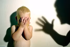 Nghe bạn trai xúi giục, mẹ hành hạ hai con nhỏ