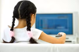 Xem tivi nhiều có thể ảnh hưởng tới não của trẻ