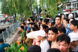 Hàng trăm người theo dõi vớt thi thể người đàn ông nhảy kênh