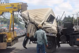 Hi hữu: Thùng hàng container bị rơi 2 lần