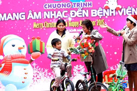 Giáng sinh hồng ủng hộ trẻ em nghèo ở viện Nhi Trung ương