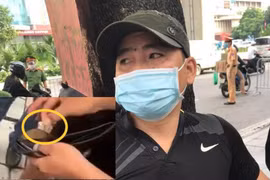[Video] Kiểm tra chiếc ví màu đen, lộ gói ma túy heroin