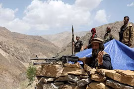 [ẢNH] Quân kháng chiến cắt đường tiếp tế, cô lập nhóm tiên phong của Taliban