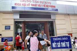 Đội mưa nắng, phụ huynh đợi gần nghìn lượt, mong tiêm chủng cho con