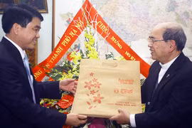 Lãnh đạo CATP chúc mừng Tòa Giám mục Hưng Hóa 