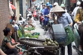 “Chợ cóc” chiếm lòng đường