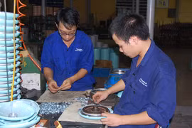 Cuối năm, công nhân vẫn nhàn