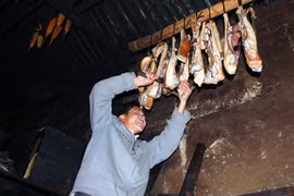 Thưởng “yến tiệc” ở Mồ Sì San 