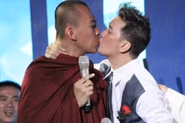 “Sởn gai ốc” vì… hôn