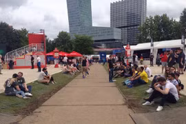 Ăn ngủ với bóng đá ở Fanzone thành phố Lille