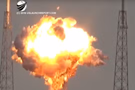 Khoảnh khắc tên lửa Falcon - 9 nổ tung, phá hủy vệ tinh 200 triệu USD 