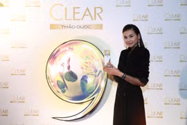 Siêu mẫu Thanh Hằng giới thiệu dầu gội Clear thảo dược