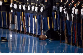 Lính Mỹ ngất xỉu trong lễ chia tay Tổng thống Obama