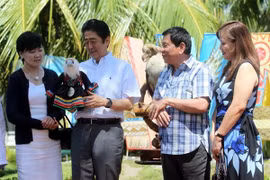 Thủ tướng Nhật Bản đặt tên cho đại bàng Philippines