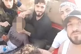 Quân nổi dậy Syria dã man chặt đầu bé trai 12 tuổi vì nghi là gián điệp