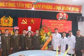 Đại tá Đoàn Ngọc Hùng chúc mừng Bệnh viện CATP nhân Ngày Thầy thuốc Việt Nam