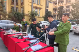 Quận Thanh Xuân thu hồi nhiều vũ khí, vật liệu nổ, công cụ hỗ trợ