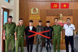 Bộ 3 đeo khẩu trang đi cướp giật điện thoại