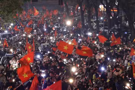 Công an Hà Nội đảm bảo an ninh trật tự cho người dân ăn mừng chiến thắng của đội tuyển Việt Nam