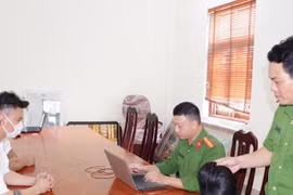 Điều tra nhóm thanh niên dàn 'cảnh nóng' trên chiếc xe ô tô màu đỏ