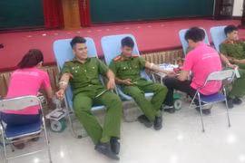 Đoàn viên Công an quận Hoàn Kiếm tham gia hiến máu tình nguyện