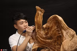 Trung Quốc: Thanh niên trẻ nổi tiếng nhờ tài điêu khắc gỗ