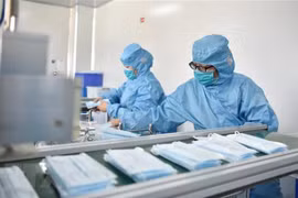Xuất khẩu khẩu trang và quần áo phòng dịch Covid-19 sang châu Âu được gia hạn miễn thuế