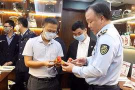 Hàng Tết giả lộng hành, cơ quan quản lý thị trường hướng dẫn cách phân biệt