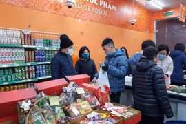 Hàng Tết: Nguồn cung dồi dào, sức mua tăng chậm